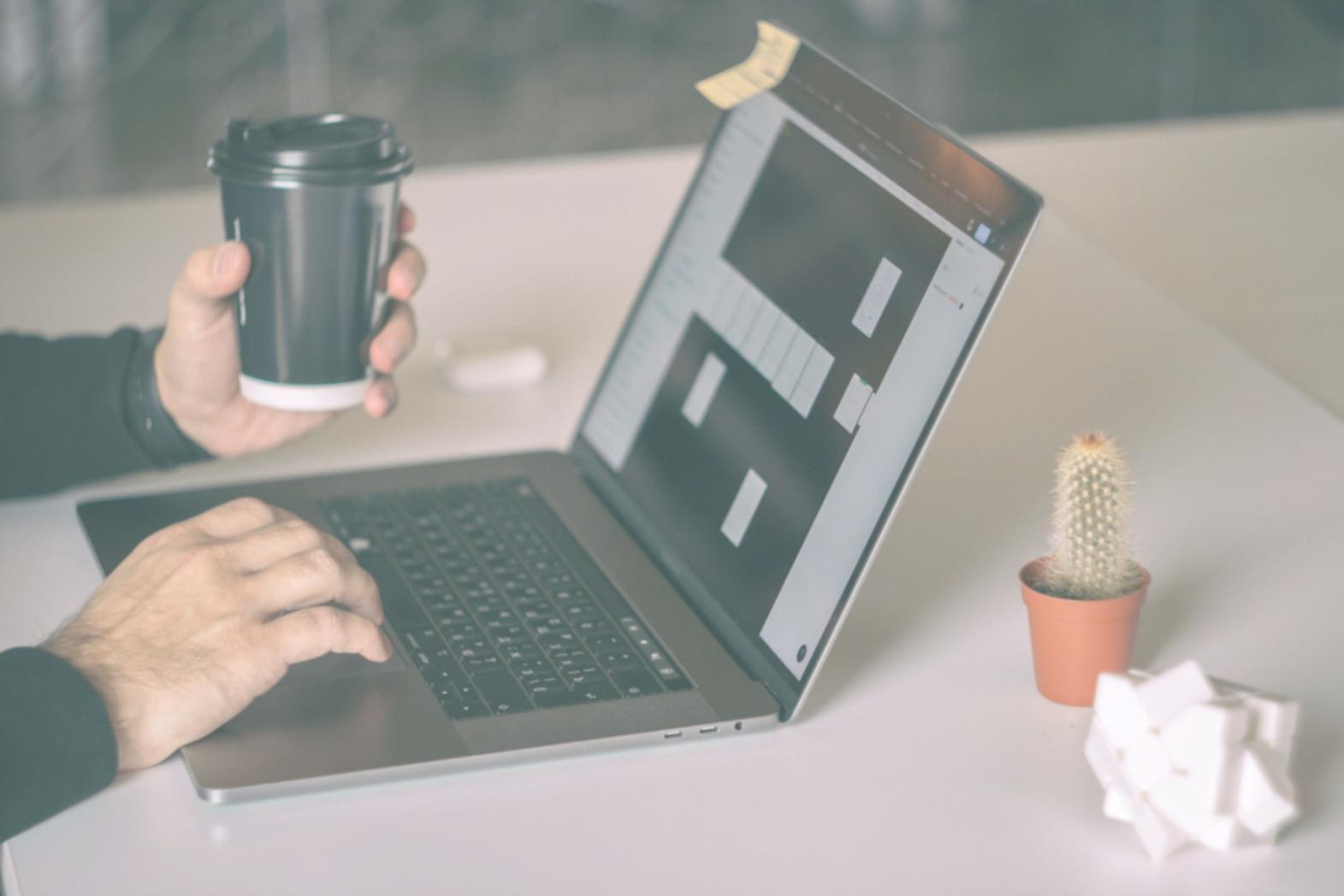 Persona planificando finanzas personales